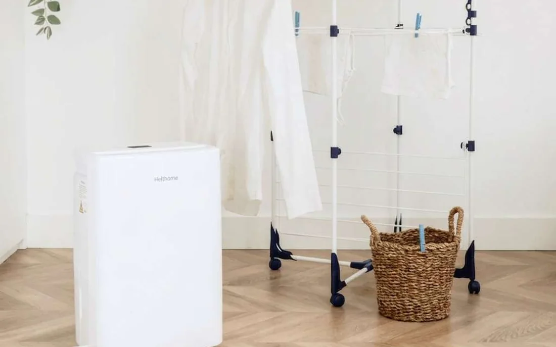 Déshumidificateur Helthome avec fonction séchage du linge à côté d’un étendoir
